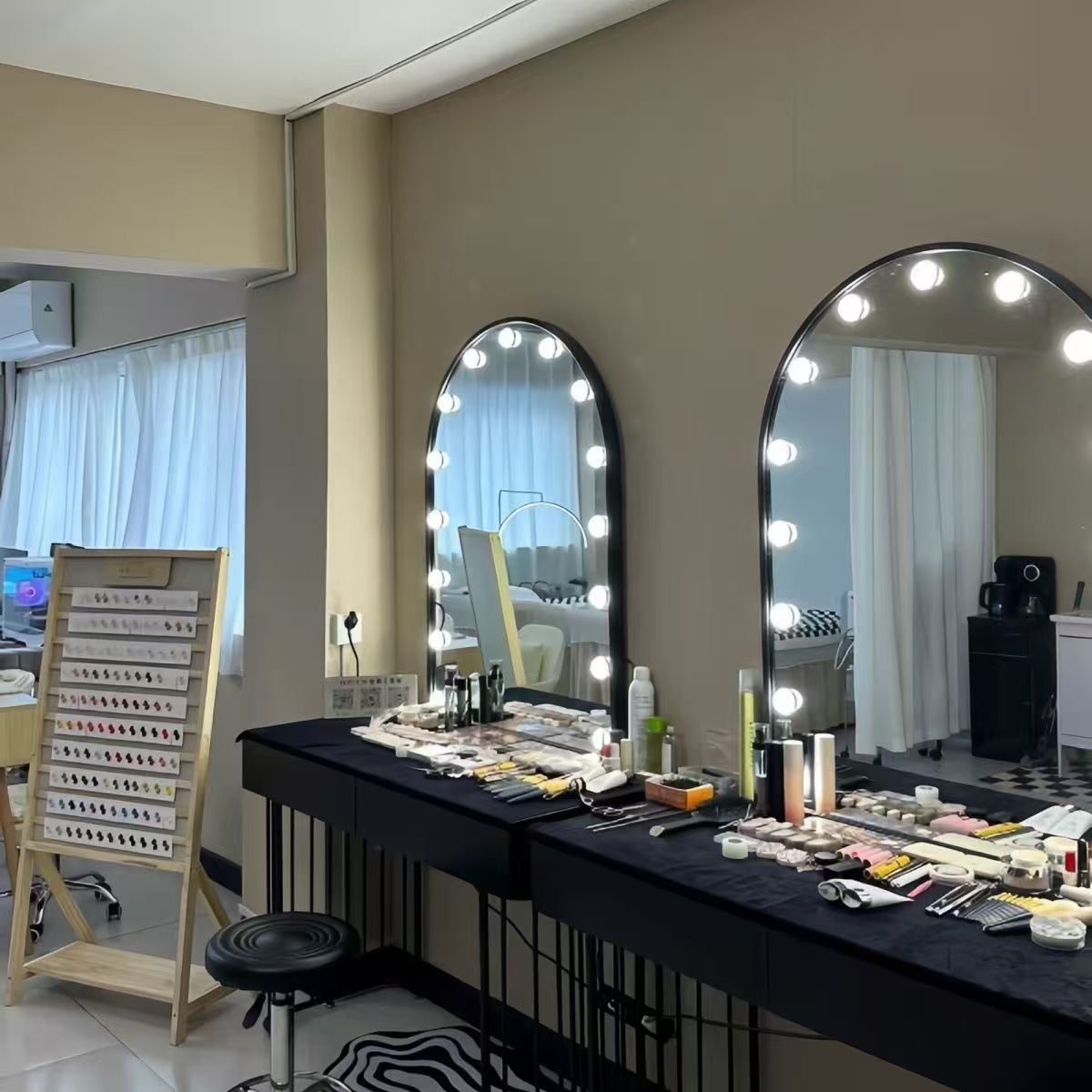 Туалетный столик для студии в  – обзор и цена Beauty And Makeup Studio